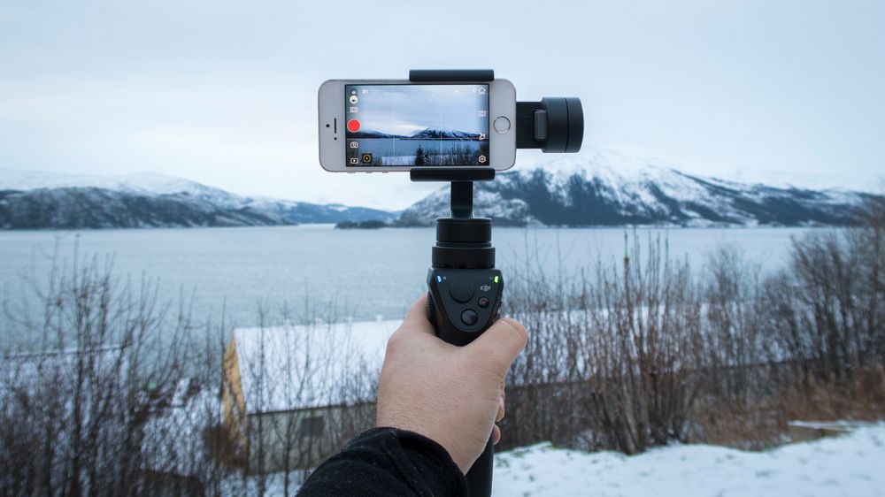 DJI Osmo Mobile bruker smarttelefonen vår som kamera og sparer oss for noen tusenlapper.