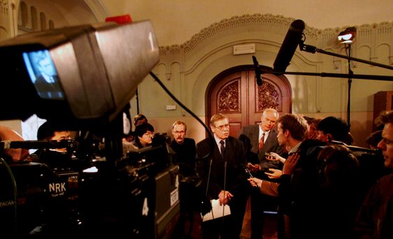 Gunnar Berge annonserer Kim Dae-jung som vinner av Nobels fredspris i år 2000.