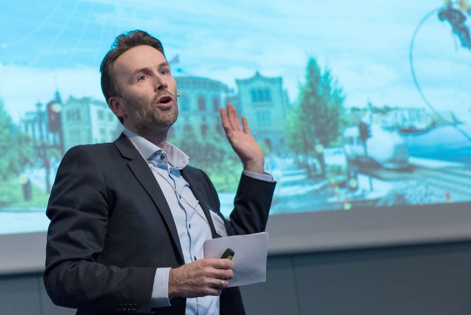 Administrerende direktør Stein Andre Larner i Com4, blir først ut med esimkort etter GSMAs nye standard for overskrivbare sim-kort.
