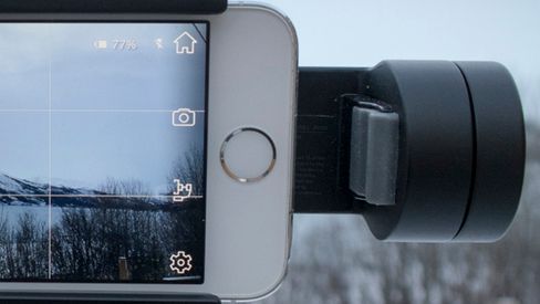 En større telefon vil kunne ligge helt inntill gummi«krybba» i bunnen av festet, og da trenger du egentlig bare å balansere den første gangen du setter den opp for akkurat den mobilen.
