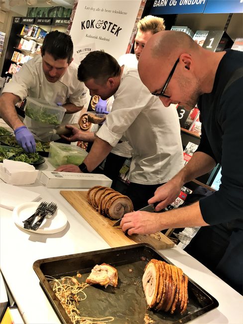 Ole Martin Alfsen og Kok & Stek-gjengen serverer smaksprøver.