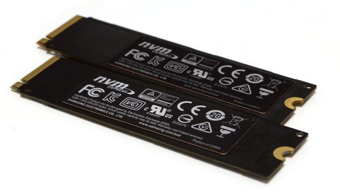 Samsung 960 Evo i forgrunnen har samme type kobberbelagt «varmesprederklistremerke» som 960 Pro.
