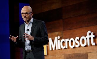 Microsofts toppsjef Satya Nadella. Bildet er tatt under Microsofts årlige aksjonærmøte, den 30. november 2016.