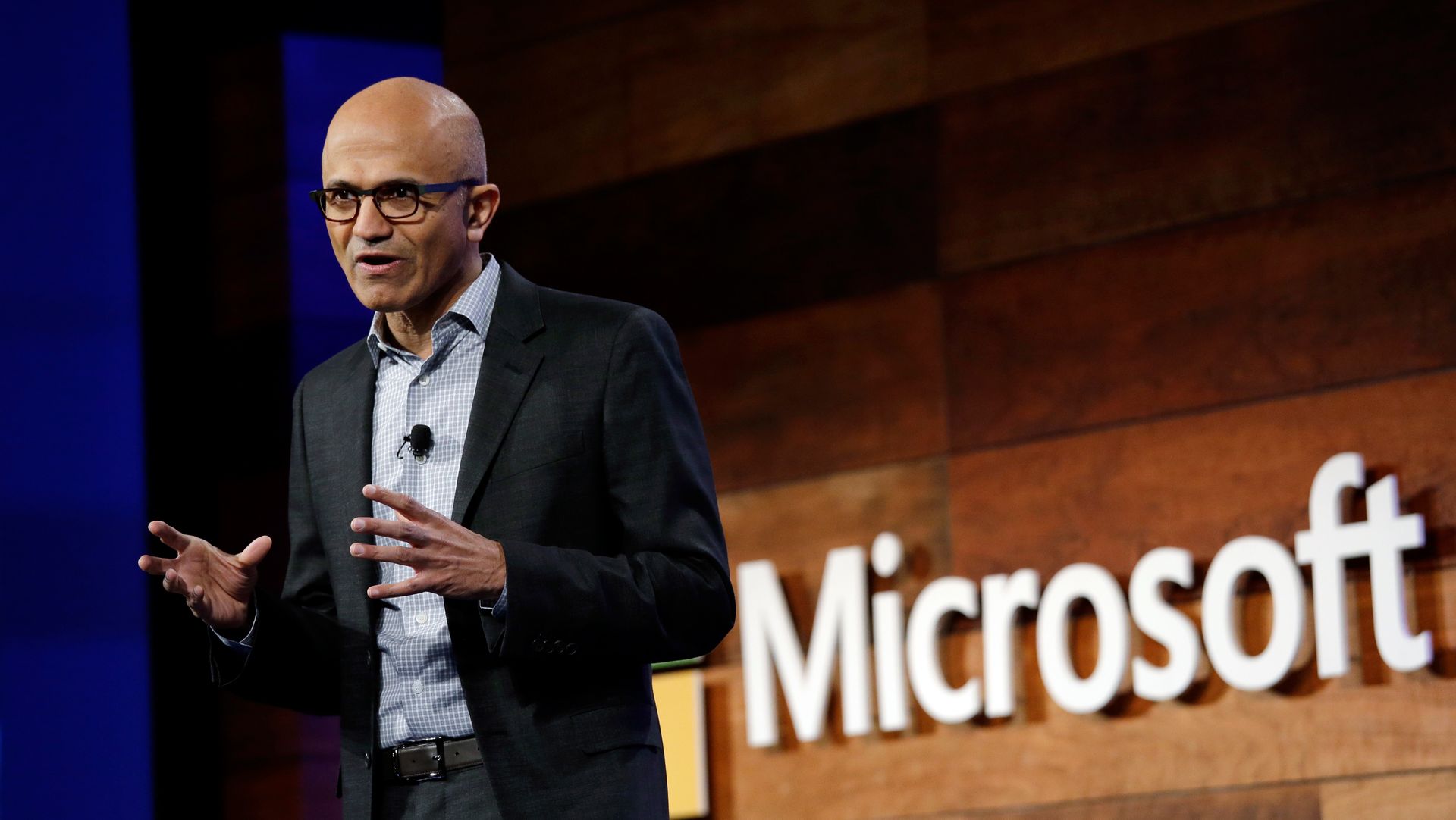 Microsofts toppsjef Satya Nadella. Bildet er tatt under Microsofts årlige aksjonærmøte, den 30. november 2016.