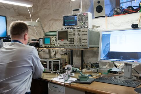 Her blir elektronikken testet ved å kjøres gjennom et oscilloskop.