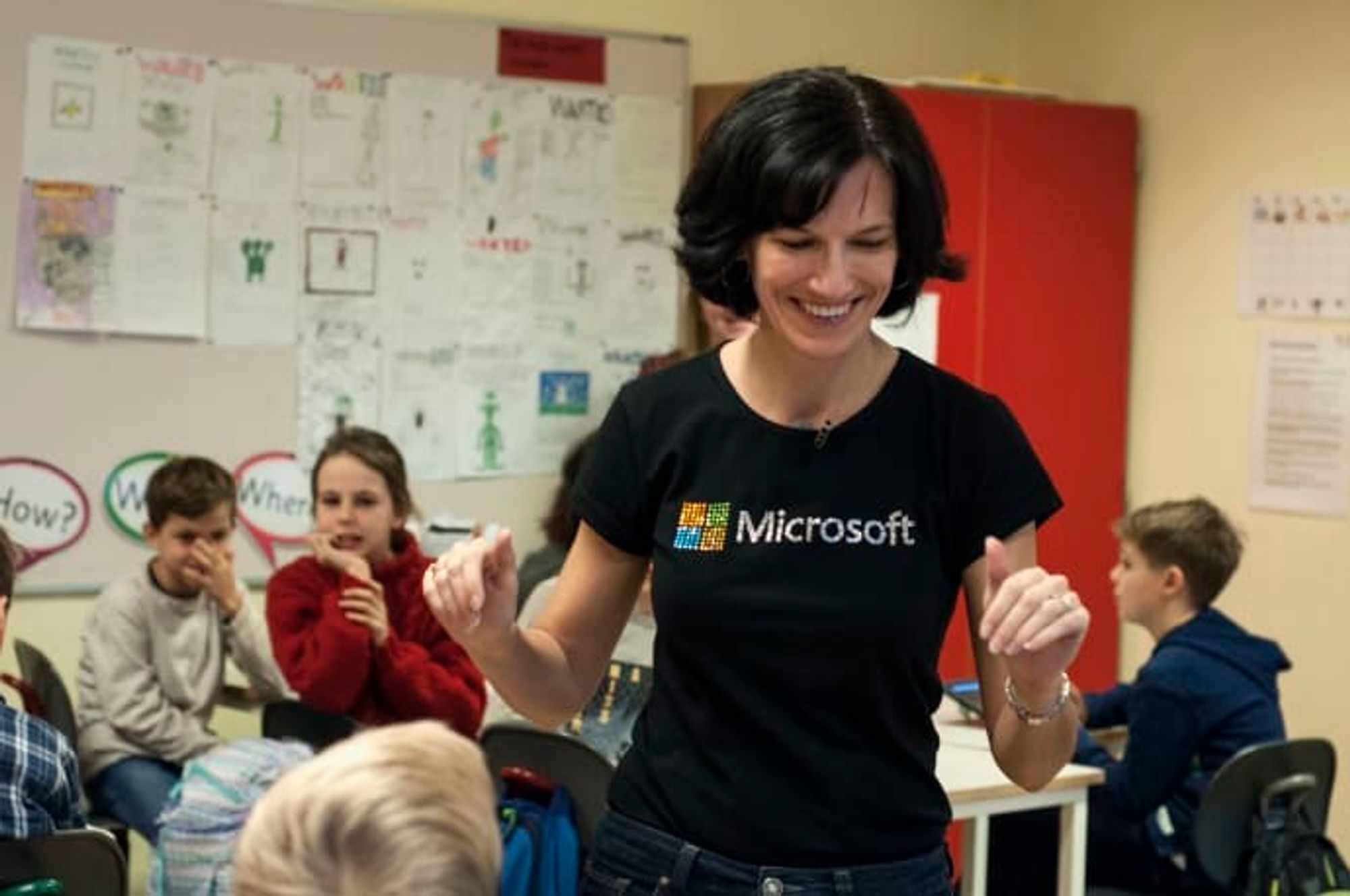 Administrerende direktør i Microsoft Norge Kimberly Lein-Mathisen var med på åpningen av Kodetimen på Jar skole i Bærum.