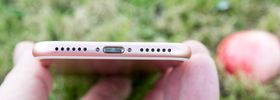 Apple fjernet hodetelefoninngangen på sin iPhone 7, og nå ser det ut til at Samsung følger etter, til tross for at de tidligere gjorde narr av valget.