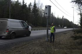 FÆRRE ULYKKER: Terje Tutturen mener fotoboksen gjør nytten sin på dette ulykkespunktet. Her har ulykkene blitt færre etter boksen kom opp.