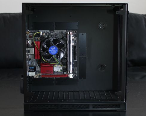 Til å kun ta Mini-ITX er det godt med plass i kabinettet.