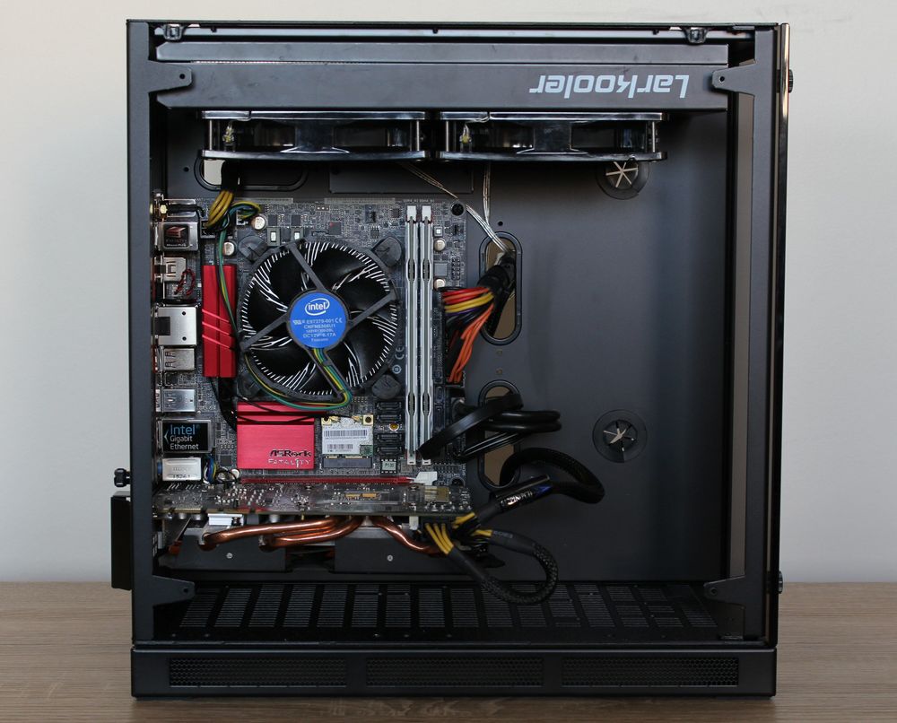 Lian Li PC-Q37 med radiator og lite grafikkort.