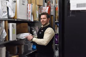 Butikksjef Arnt Christoffer Weberg Schjong hos Spar, Post i Butikk på Sundvollen, oppfordrer folk til å hente pakkene, så det ikke hopper seg opp i hyllene. FOTO: Birger Morken / Posten.