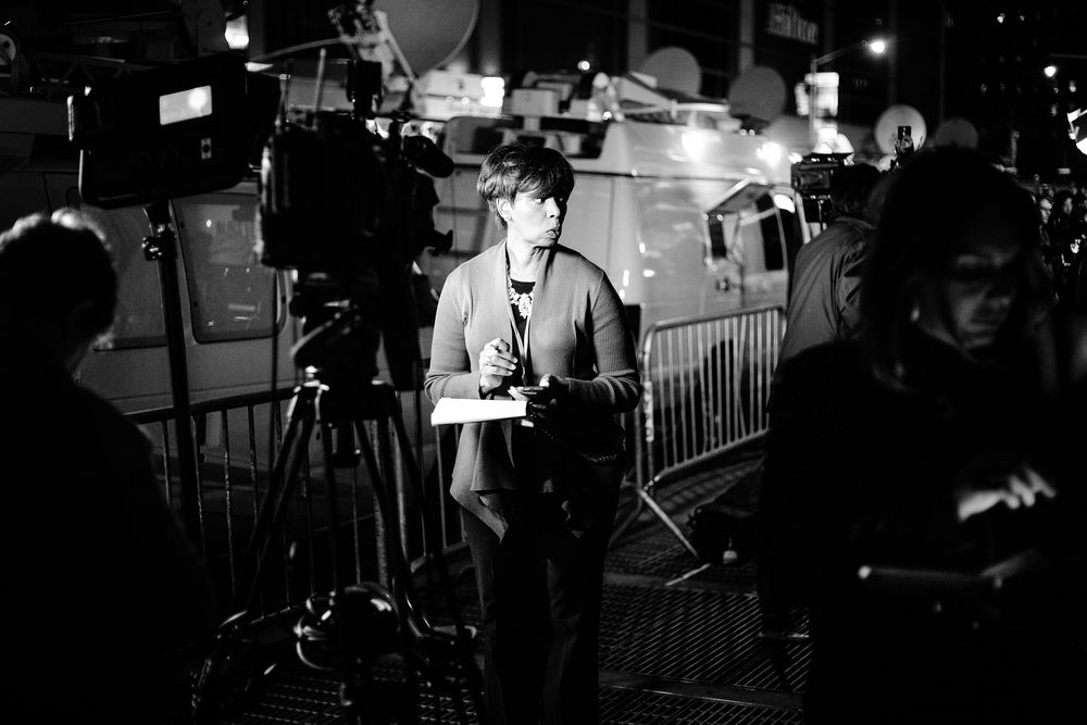 HILTON MIDTOWN, 8. NOVEMBER 2016 - KL 18.58: TV-biler og andre reporterteam leder bakgrunnen for dette TV-crewet utenfor Donald Trumps valgvake. De første målingene visste at Hillary Clinton ledet Florida, og alle ventet egentlig på en seier til det som skulle bli USAs første kvinnelige president.