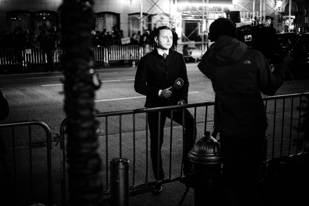 HILTON MIDTOWN, 9. NOVEMBER 2016 - KL 00.55: Det er kun teoretisk mulighet for at Hillary Clinton vinner dette valget. Stemningen blant reporterne er merkelig. En reporter fra bulgarske BTV har hoppet over politiets sperringer og gjør seg klar til å rapportere hjem.