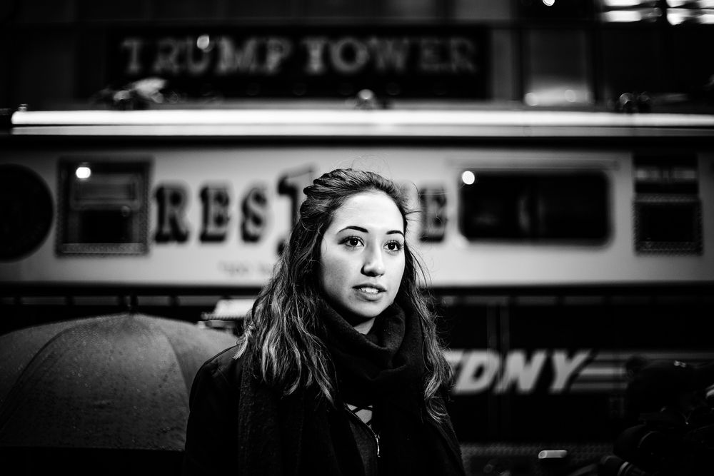 TRUMP TOWER, 9. NOVEMBER 2016 - KL 13.50: En brannbil kjører forbi Trump Tower mens en reporter gjør seg klar til å rapportere. Donald Trump er blitt president, og sentrum av New York har fått det “hvite hus” midlertidig. .