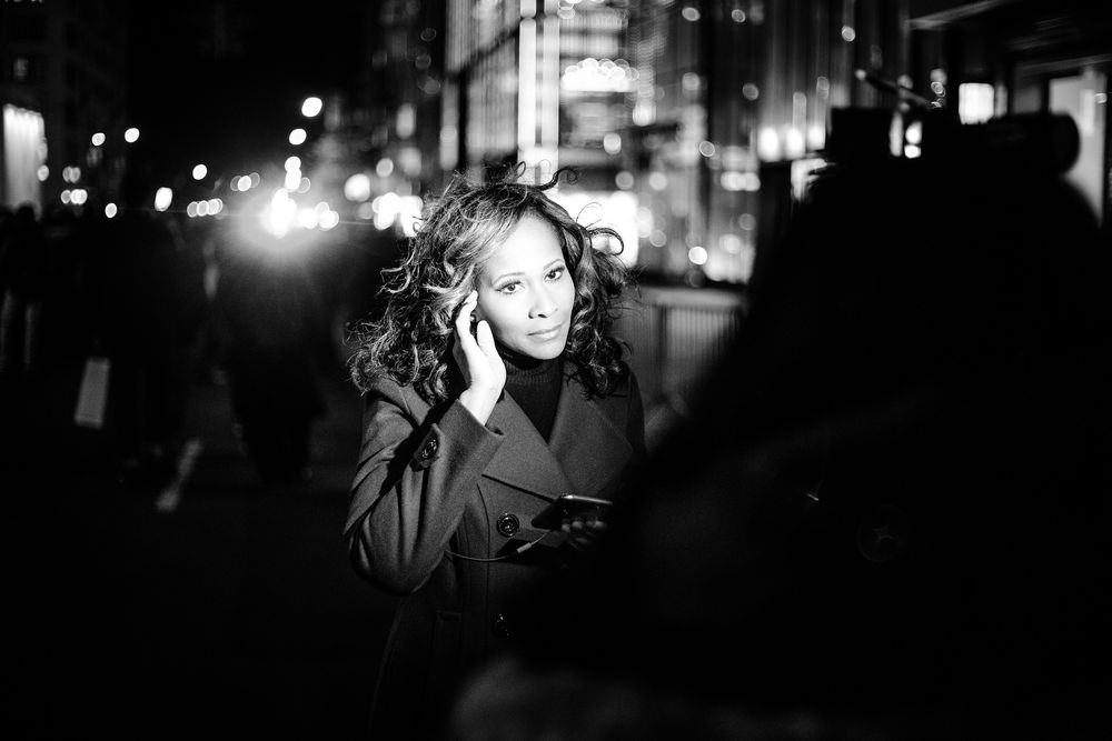 TRUMP TOWER, 11. NOVEMBER 2016 - KL 19.47: En reporter fra NY1 i New York står like ved der hvor demonstrantene demonstrerer utenfor Trump Tower. I bakgrunnen skimtes et lys fra en politibil, men demonstrantene forsvinner hvis man eksponerer etter lyset på ansiktet til reporteren. Like etter pakker de ned og drar hjem. .