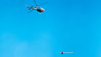 NGU leier fly og helikoptre for geofysisk kartlegging. Målingene skjer i lav høyde. Instrumentene i flyene er fastmontert, mens helikopterene opererer med en fritthengende målesonde og fastmontert utstyr under buken.