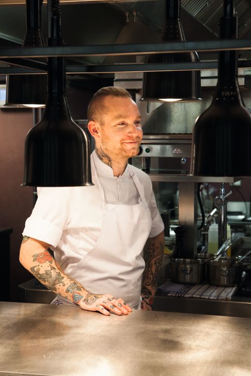 Alexander Østli Berg er en av to kjøkkensjefer på nye Grand Cafe.