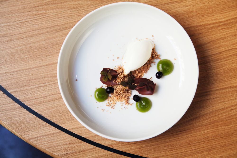 Sjokoladeganache med solbær, servert med rømmeis, hvit sjokolade.