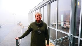 KRITISK TIL AVSLAGET: – Vi mener vi oppfyller alle kriterier for salg av fyrverkeri her på klubbhuset, sier Hege Frøyna.