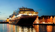 Hurtigruten ligger til kai i åtte timer i Bergen.