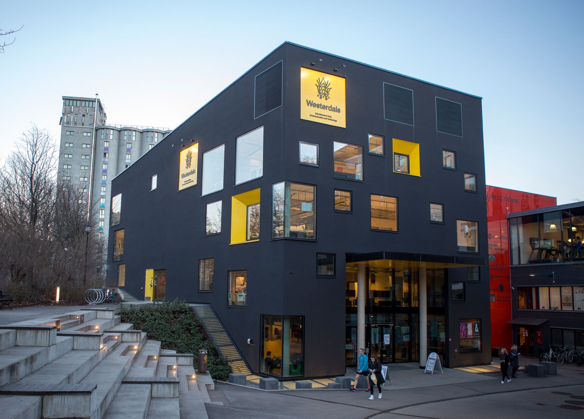 Studenter ved Universitetet i Oslo, Norges teknisk-naturvitenskapelige universitet og Westerdals Oslo praktiserer fortsatt eksamen med penn og papir når de skal kompetansemåles i koding.