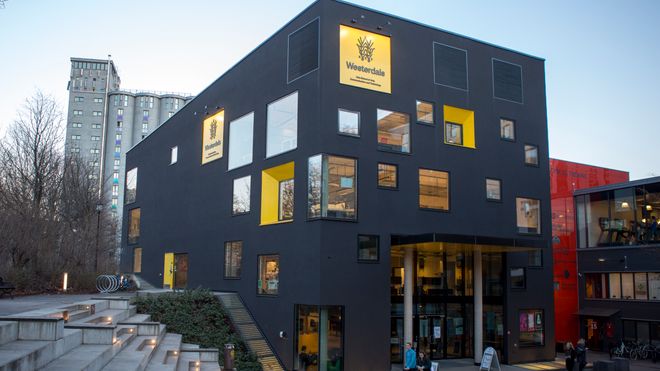 Elevene betaler 72 000 kroner i året for å lære seg programmering. Men eksamen, den foregår med penn og papir
