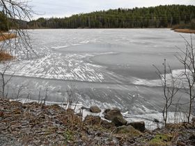 KALDT NÅ: Å svømme i Tussetjern er neppe aktuelt nå, men til våren er det digg å bade der igjen!