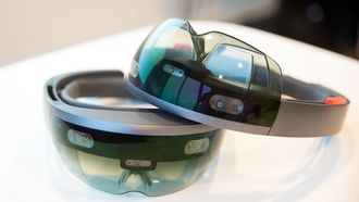 Slik ser utviklerversjonen av Hololens-brillene ut. De ble lansert i fjor med en prislapp på 3 000 dollar.