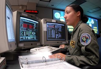 En satellittsystemoperatør ved kontrollstasjonen i Colorado.