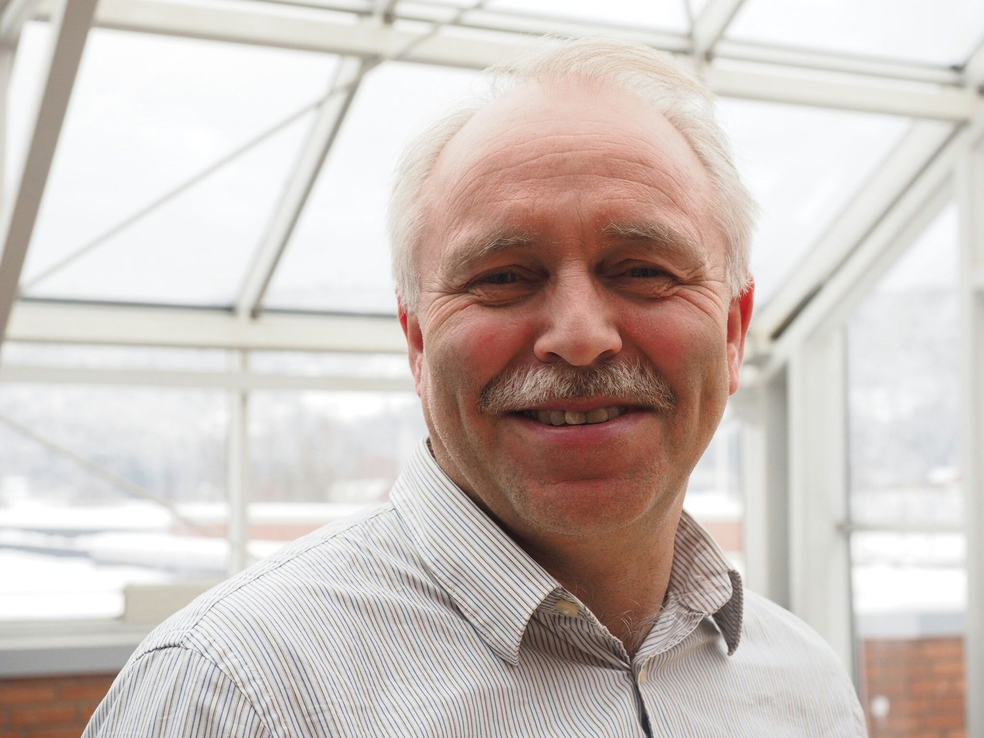 Forskningsleder Nils-Olav Skeie ved Høgskolen i Sørøst-Norge mener at med selvlærende systemer kan man selv i eldre hus redusere energibruken med opp mot 40 prosent.