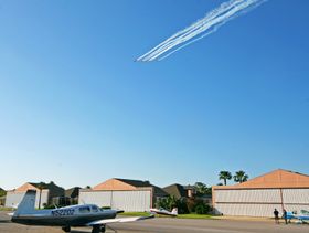 SOSIALT: I Spruce Creek har de en såkalt «gaggle flight» hver lørdag. Da flyr gjengen av gårde for å spise lunch på en annen flyplass.