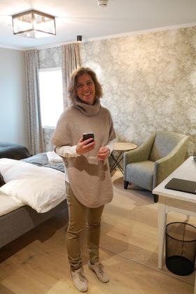 GJØR DET SELV: I tillegg til å være eier og daglig leder, er også Stine Kirkeby fast resepsjonist og alt-mulig-dame. Her sjekker hun et av rommene.