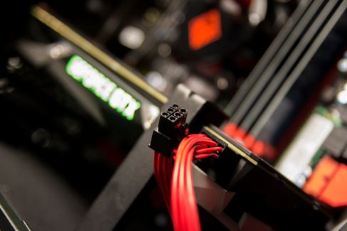 Om du skal kjøre et CFX- eller SLI-oppsett må du forbi hovedkortet for å hente en ny PCIe-strømkontakt med åtte pinner. Kablene som stikker frem som standard kommer kun med 8 + 6 pinner.