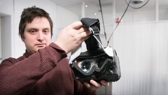 Prototype: Christer-Andre Fagerslett viser fram sin første prototype på VR-briller, laget før Oculus kom på banen.