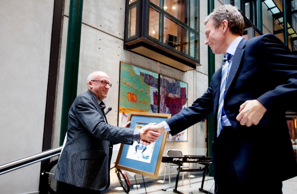 2009: Påtroppende konsernsjef Rolv Erik Ryssdal (t.h.) i Schbsted ASA overrekker avskjedsgave og takker avtroppende konsernsjef Kjell Aamot.