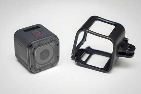 Hero5 Session blir noe større med ramma på, men det er fortsatt et veldig lite actionkamera.