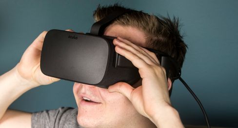 VR-briller byr på en innlevelse vanlige skjermer ikke kommer i nærheten av. Oculus Rift startet kappløpet, men ble slått til markedet av HTC Vive.