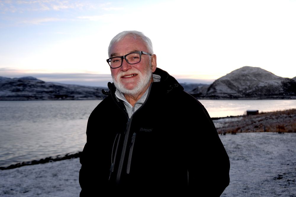 Svein med utsikten fra huset hjemme i Kvalsund.