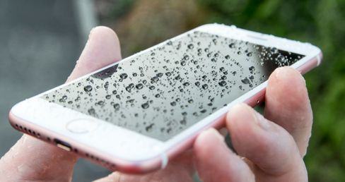 Designen er omtrent lik, men iPhone 7 er en av utgavene som har hatt flest endringer gjennom hele serien. Vanntetthet og stereohøyttalere er på plass, det er derimot ikke hodetelefonkontakten. Det har skapt debatt.