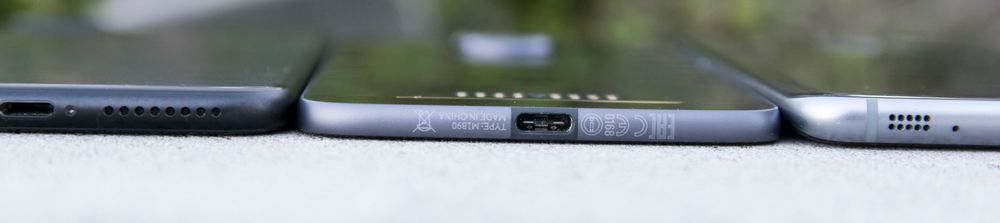 Selv om Apple har fått mest pepper for å ta vekk hodetelefonkotakten ser valget ut til å være en del av en større trend som Apple ikke selv startet. Le Eco og Motorola var begge tidligere ute, og HTC var heller ikke langt bak med en modell uten vanlig hodetelefontilkobling.