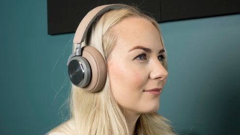 Vil folk gå mann av huse for nye kablede løsninger, eller er skiftet til trådløst ustoppelig? Det som er sikkert er at konkurransen om påkostede trådløse hodetelefoner tok av i 2016. Her representert ved B&O Play H9, som vi nylig kåret til det beste av de trådløse og støydempende hodetelefonene vi har testet. Også Bose og Sony kan smile fornøyd etter å ha sluppet fulltreffere for ørene i år.