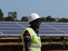 Ambrose Kamukama jobber ved den nyåpnede solparken i Soroti i Uganda, som er Øst-Afrikas største.