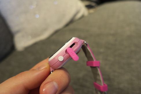 Klokken lades med en vanlig USB-kabel.