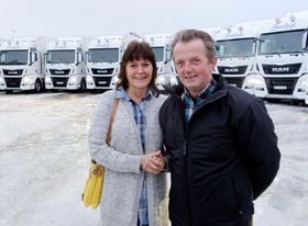Oddgeir Sandvik og kona Tove Sandvik mottok 17 MAN TGX-er 28. desember 2016. Foto: Katharina Fjeld/MAN Truck & Bus Norge.Foto: Katharina Fjeld/MAN Truck & Bus Norge.