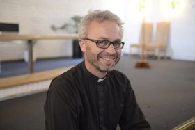 HIMMELHØY OPPSLUTNING: Sokneprest Anders Johansen, er veldig fornøyd med at det aldri før har vært så mange på gudstjenestene i Greverud kirke.