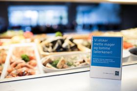 TILTAK: Skilting i matbuffeten fører til at gjestene velger mindre porsjoner, og heller går flere ganger.