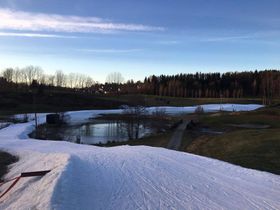 JA, DET ER SNØ: Det er faktisk, tro det eller ei, knallforhold på Østre Greverud, og kanonene går for fullt!