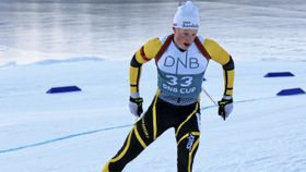 MIDT I BLINKEN: Skiskytter Erlend Hokholt (19) synes skiskyttersporten er det beste av begge verdener, med på skigåing og skyting. .