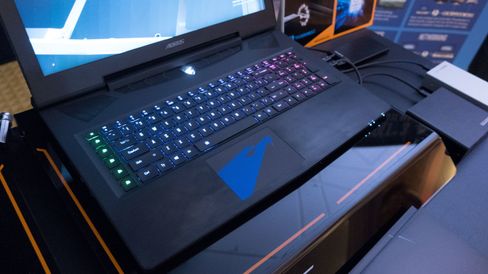 Tastaturet kan du konfigurere som du vil med tanke på farger på hver enkelt tast. Også pekeplaten later til å være velfungerende.