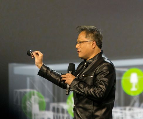 Jen-Hsun Huang viser frem en av de nye Spot-mikrofonene som kan kobles til Shield.